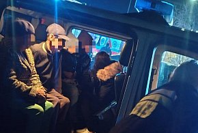 Ewakuowani z zadymionego budynku znaleźli schronienie w radiowozie-227090