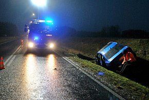Groźny poranek na obwodnicy Tarnobrzega. Auto wpadło do rowu [ZDJĘCIA]-227513
