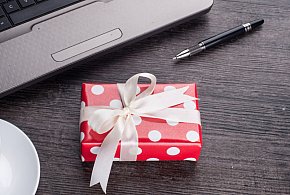 Świąteczna paczka może stać się problemem. Skarbówka patrzy z ukrycia-228012