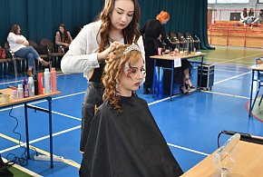 Magia warkoczy i loków w tarnobrzeskiej „Prymasówce” - konkurs fryzjerski-228270