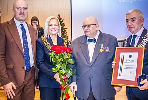 Pisarz Andrzej Sarwa wyróżniony przez władze województwa-228798