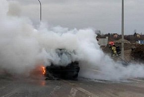 Auto zapaliło się na drodze w pobliżu sandomierskiego mostu [ZDJĘCIA]-229078