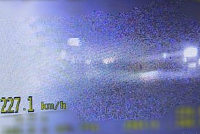 Szaleńczy rajd na drodze. Pędził ponad 220 km/h bez prawa jazdy-229378