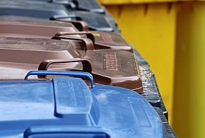 Fioletowe worki na odpady. Oto, co powinno tam trafiać-229505