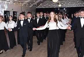 Uczniowie z LO w Bogorii i Osieku bawią się na wspólnej studniówce [ZDJĘCIA]