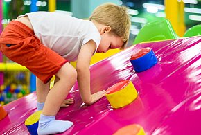 Zostawiasz dziecko w sali zabaw? Urząd wykrył poważne uchybienia-229697