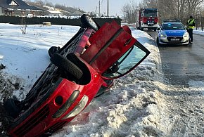 Groźne dachowanie w Chobrzanach. 26-latka w szpitalu