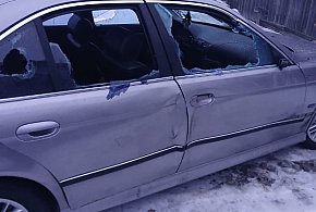 Pięciu młodych mężczyzn zatrzymanych za zniszczenie BMW