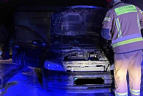 Poranny pożar auta w Błoniu. Właściciel ugasił ogień przed przyjazdem straży