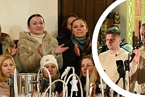 "Pogwizdani" rozgrzali Grębów. Wyjątkowe Anielskie Kolędowanie dla hospicjum