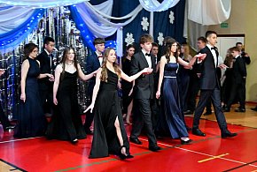 Ósmoklasiści z SP nr 3 w Tarnobrzegu zatańczyli efektownego poloneza na komersie