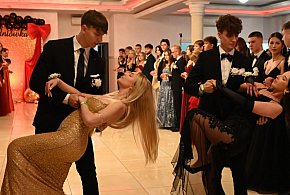 Elegancja i szyk. Widowiskowa studniówka Liceum Ogólnokształcącego w Grębowie