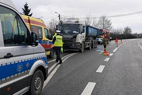 Wypadek na DK9 w Klimontowie. Zderzenie ciężarówki z autem osobowym