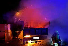 Nocny pożar pod Staszowem. Spłonął garaż i stojące w nim auto [ZDJĘCIA]