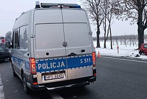 Zderzenie dwóch osobówek na DK77 w gminie Obrazów. Dwie osoby trafiły do szpitala