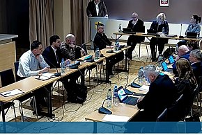 Spór o miejskie osiedla w Nowej Dębie. Emocjonalna debata nad skargą na burmistrza