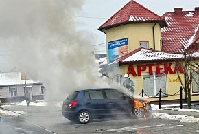 Skoda zapaliła się na parkingu w centrum miasta [ZDJĘCIA]