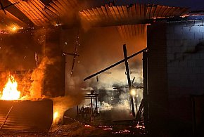 Pożar stodoły w gm. Łoniów. Z ogniem walczą cztery zastępy straży