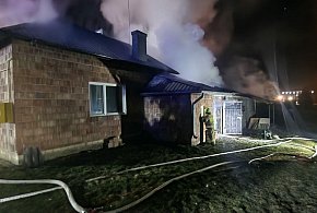 Nocny pożar w gminie Samborzec. Palił się budynek, w którym składowano opał [FOTO]