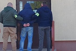 Przeskoczył przez sklepową ladę i ukradł kilka kartonów papierosów