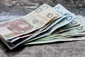 Mężczyzna znalazł znaczną sumę pieniędzy w Tarnobrzegu. Przekazał je policji