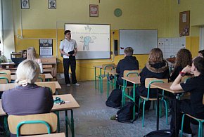 Młodzież mówi o hejcie. Warsztaty uczniów „Kopernika” w SP nr 10 w Tarnobrzegu