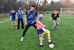 Piłka nożna połączyła pokolenia. Wyjątkowe spotkanie z Pawłem Mrozem