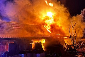 Groźny pożar pod Staszowem. Z ogniem walczy sześć zastępów straży [ZDJĘCIA]