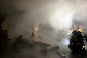 Pożar garażu przy piekarni w Bogorii. Z ogniem walczy kilka zastępów straży
