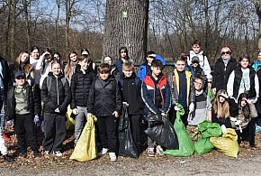 Zamiast wagarów, sprzątanie. Uczniowie posprzątali Zwierzyniec i tereny nad Wisłą