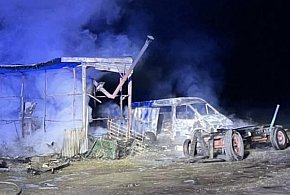 Pożar w Grębowie. W płomieniach barak i samochody, strażacy wynosili butle z gazem
