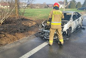 Auto spłonęło na drodze w gminie Klimontów