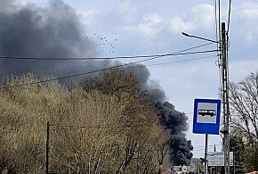 Wielki pożar opon pod Staszowem. Z ogniem walczy siedem zastępów straży [FOTO]