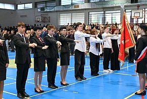 Uczniowie I klas tarnobrzeskiej "Prymasówki" złożyli ślubowanie [ZDJĘCIA]