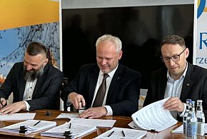 Tarnobrzeg inwestuje w szkoły. Podpisano umowy na termomodernizację