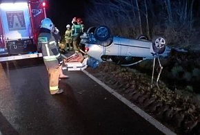 Groźne dachowanie na DK79 w Koprzywnicy. Kierowca osobówki trafił do szpitala