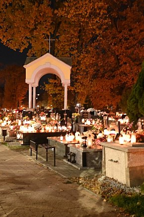 Tarnobrzeskie cmentarze parafialne nocą-10675