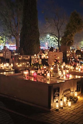 Sandomierskie cmentarze nocą-10679