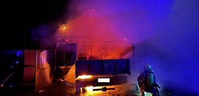 Nocny pożar pod Staszowem. Spłonął garaż i stojące w nim auto [ZDJĘCIA]
