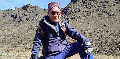 O rowerowych wyprawach i pomaganiu. Spotkanie w sandomierskiej bibliotece