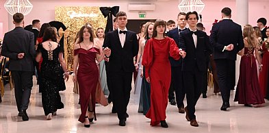 Zatańczyli poloneza po raz 50! Studniówka Zespołu Szkół w Gorzycach [ZDJĘCIA]