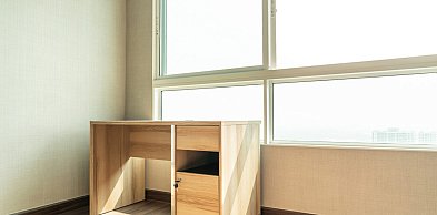 Czym tapicerzy usztywniają tylne ścianki mebli?