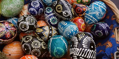 Radosne święta zaczynają się od stołu: Najpiękniejsze wzory obrusów na tegoroczną