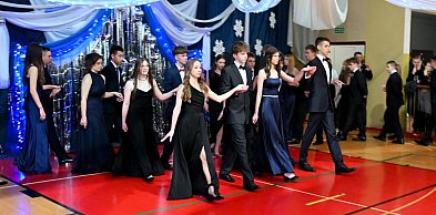 Ósmoklasiści z SP nr 3 w Tarnobrzegu zatańczyli efektownego poloneza na komersie