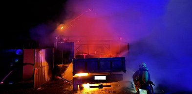 Nocny pożar pod Staszowem. Spłonął garaż i stojące w nim auto [ZDJĘCIA]