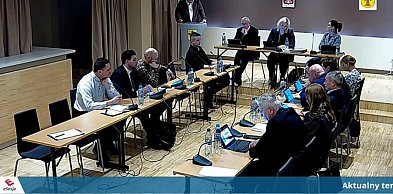 Spór o miejskie osiedla w Nowej Dębie. Emocjonalna debata nad skargą na burmistrza