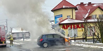 Skoda zapaliła się na parkingu w centrum miasta [ZDJĘCIA]
