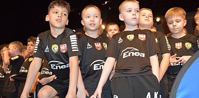 Kilkuset młodych piłkarzy znów może grać i trenować [FOTO]