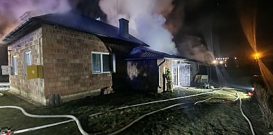 Nocny pożar w gminie Samborzec. Palił się budynek, w którym składowano opał [FOTO]