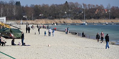 13 stopni i tłumy spacerowiczów. Ostatnie dni zamarzniętego jeziora [ZDJĘCIA]